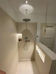 Fertigmontage!!! Es war viel Arbeit, aber das Ergebnis ist Perfekt. Badsanierung im Denkmalgeschützten Siedlungsbau. Hier treffen moderne Akzente auf alte Eleganz.  © Mark Kniel GmbH