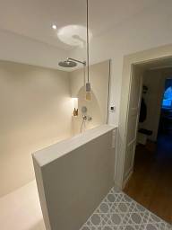 Fertigmontage!!! Es war viel Arbeit, aber das Ergebnis ist Perfekt. Badsanierung im Denkmalgeschützten Siedlungsbau. Hier treffen moderne Akzente auf alte Eleganz.  © Mark Kniel GmbH