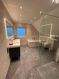 Viel Platz sehr gut ausgenutzt, Badezimmer mit großzügiger Duschbereich, eingebauten Spielschrank und Dusch WC.  © Mark Kniel GmbH